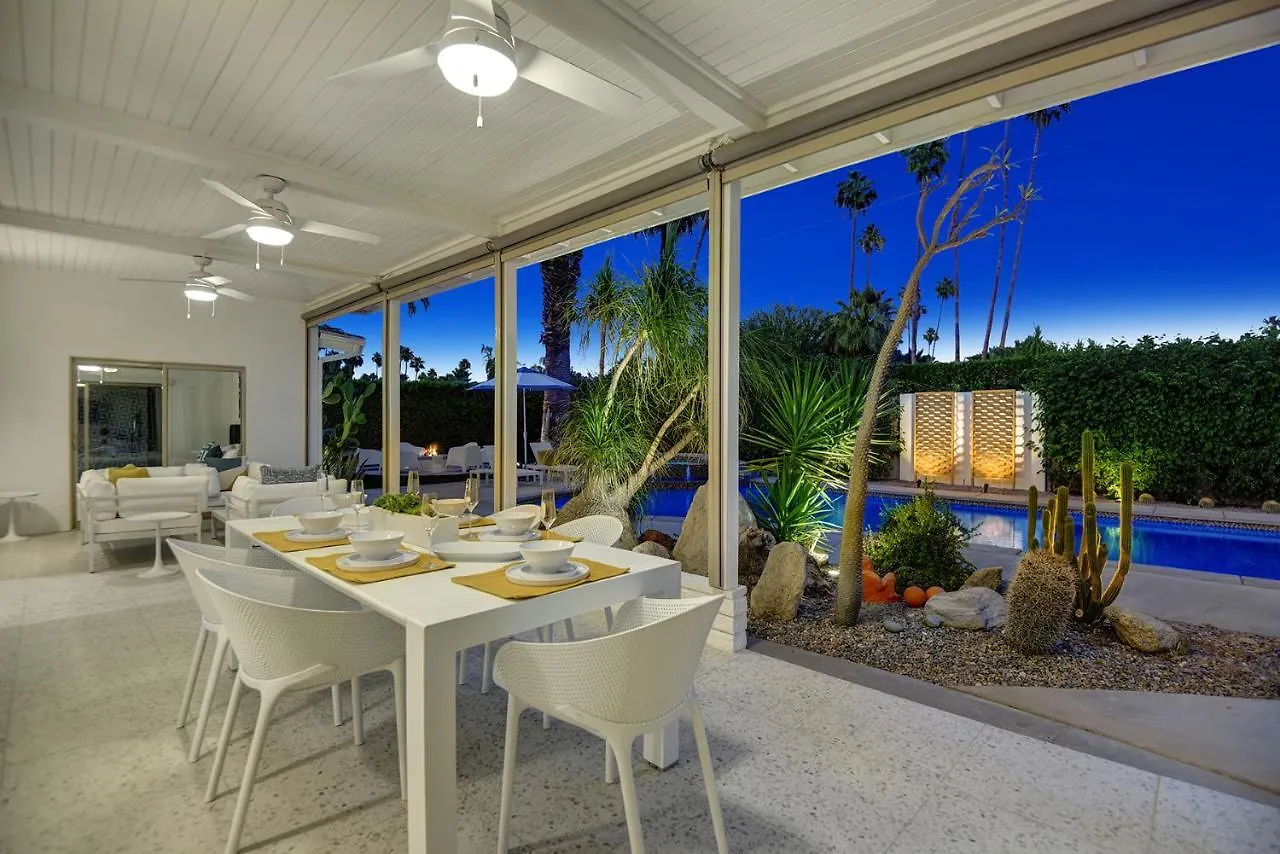 Semesterbostad Ultra-Chic Luxe Mid-Century Estate- Resort Like Pool, Spa, Firepit, Outdoor Kitchen 3Bed/3Bath Palm Springs