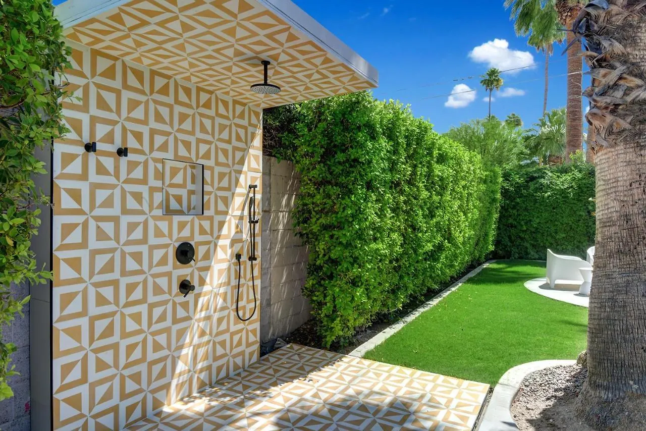 Ultra-Chic Luxe Mid-Century Estate- Resort Like Pool, Spa, Firepit, Outdoor Kitchen 3Bed/3Bath Palm Springs USA