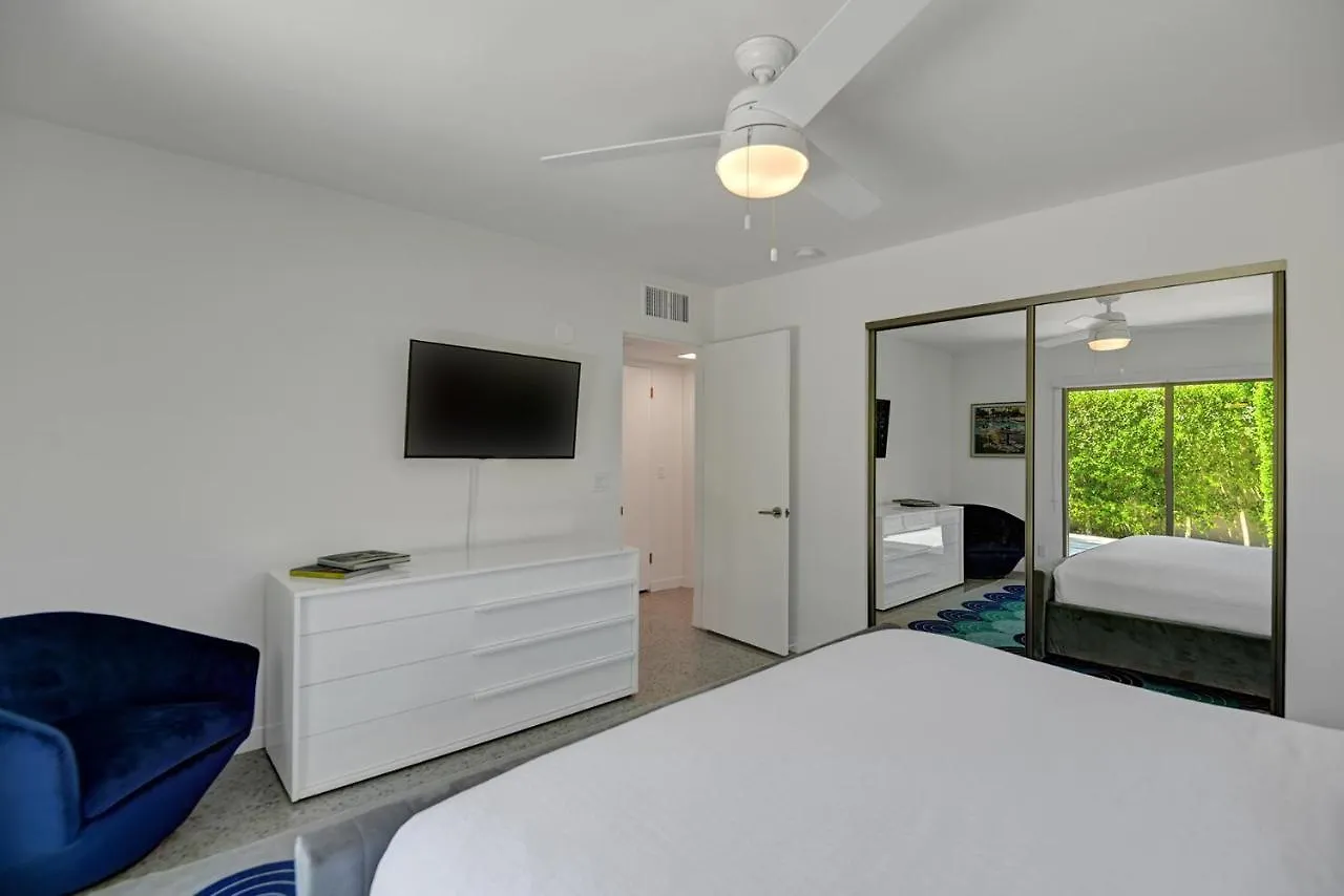 Semesterbostad Ultra-Chic Luxe Mid-Century Estate- Resort Like Pool, Spa, Firepit, Outdoor Kitchen 3Bed/3Bath Palm Springs