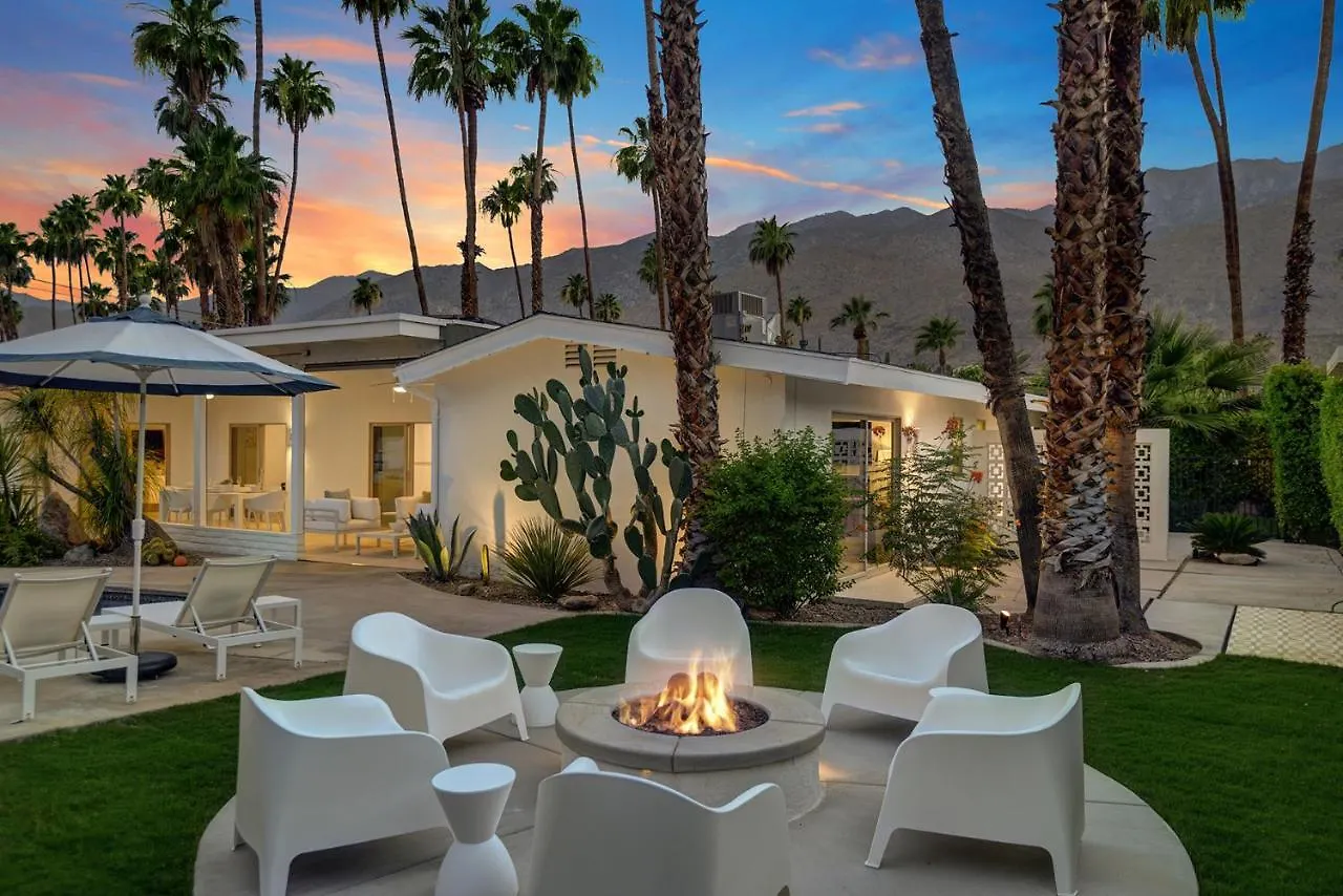Semesterbostad Ultra-Chic Luxe Mid-Century Estate- Resort Like Pool, Spa, Firepit, Outdoor Kitchen 3Bed/3Bath Palm Springs USA