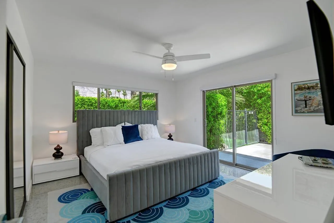Ultra-Chic Luxe Mid-Century Estate- Resort Like Pool, Spa, Firepit, Outdoor Kitchen 3Bed/3Bath Palm Springs