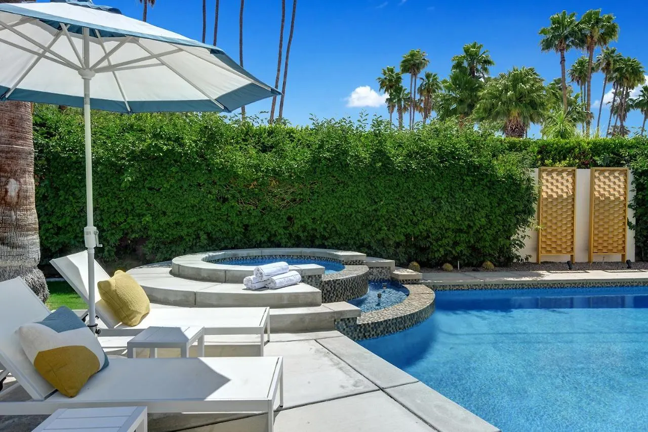 Ultra-Chic Luxe Mid-Century Estate- Resort Like Pool, Spa, Firepit, Outdoor Kitchen 3Bed/3Bath Palm Springs