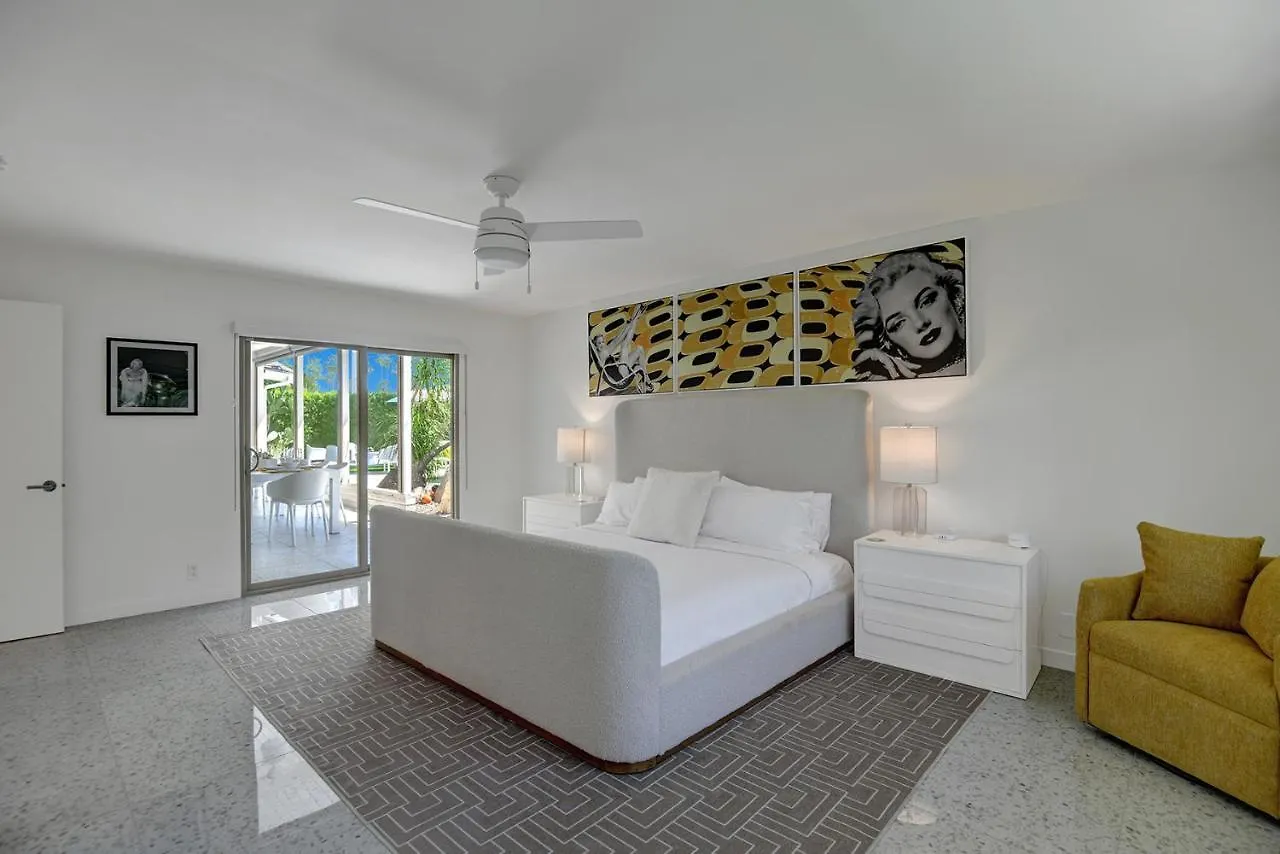 Semesterbostad Ultra-Chic Luxe Mid-Century Estate- Resort Like Pool, Spa, Firepit, Outdoor Kitchen 3Bed/3Bath Palm Springs