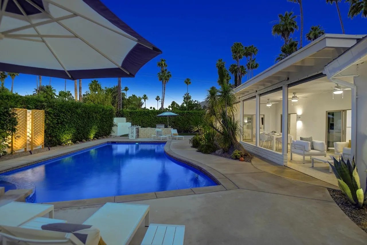 Ultra-Chic Luxe Mid-Century Estate- Resort Like Pool, Spa, Firepit, Outdoor Kitchen 3Bed/3Bath Palm Springs Semesterbostad