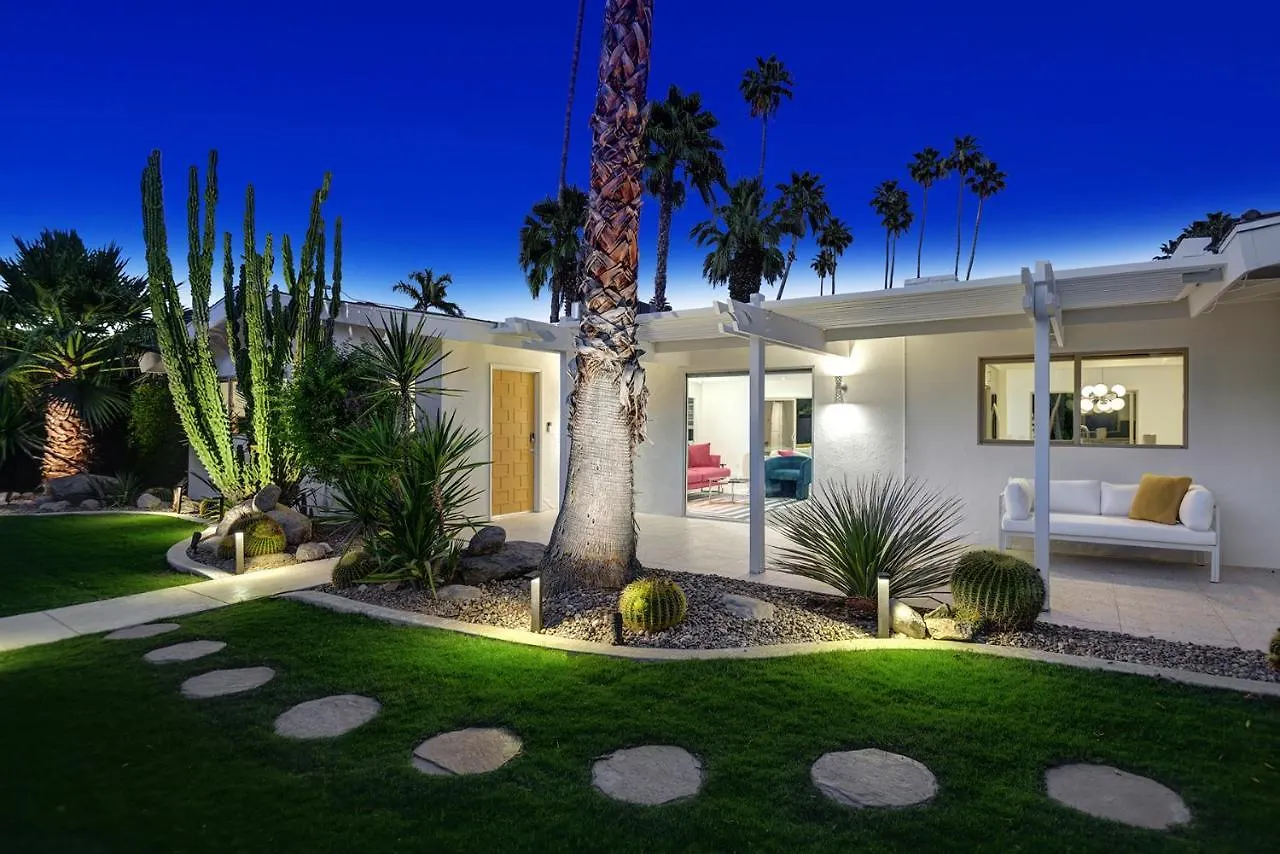 Ultra-Chic Luxe Mid-Century Estate- Resort Like Pool, Spa, Firepit, Outdoor Kitchen 3Bed/3Bath Palm Springs