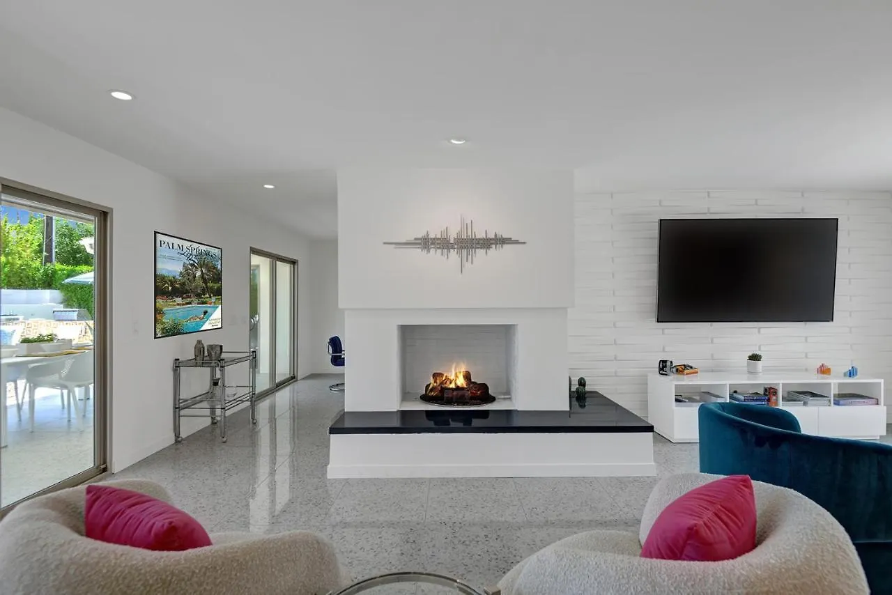 Ultra-Chic Luxe Mid-Century Estate- Resort Like Pool, Spa, Firepit, Outdoor Kitchen 3Bed/3Bath Palm Springs USA