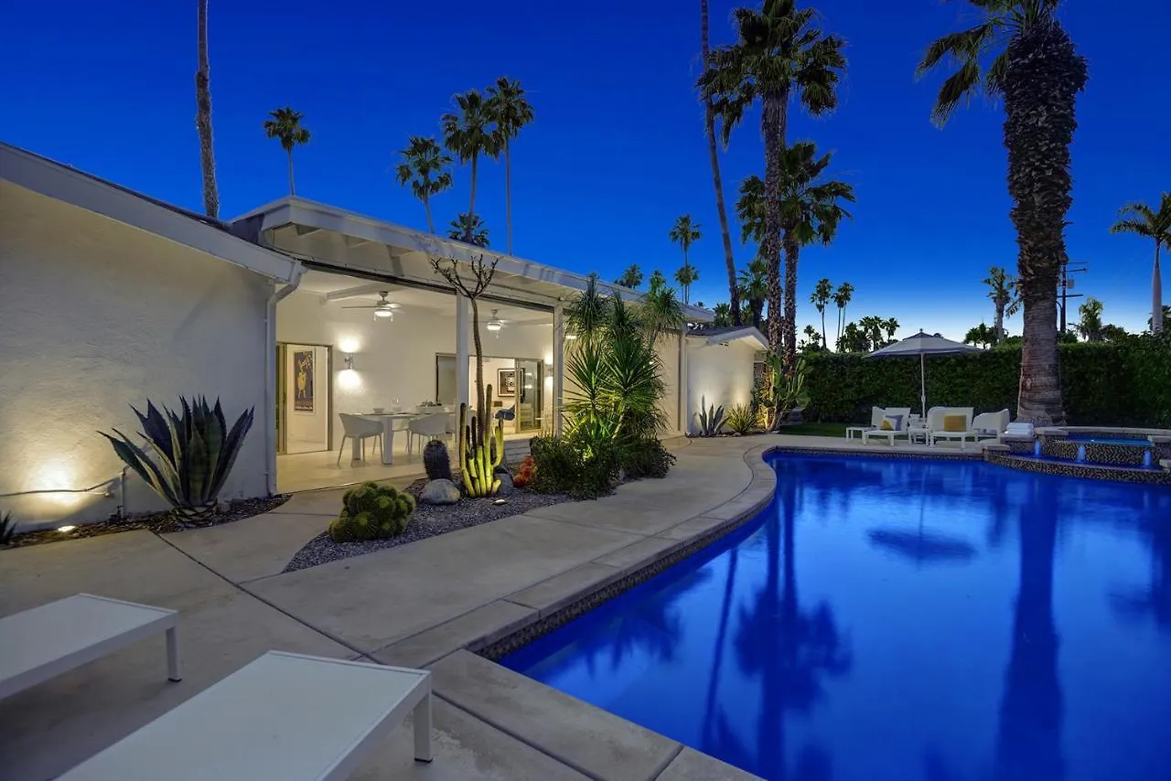Semesterbostad Ultra-Chic Luxe Mid-Century Estate- Resort Like Pool, Spa, Firepit, Outdoor Kitchen 3Bed/3Bath Palm Springs