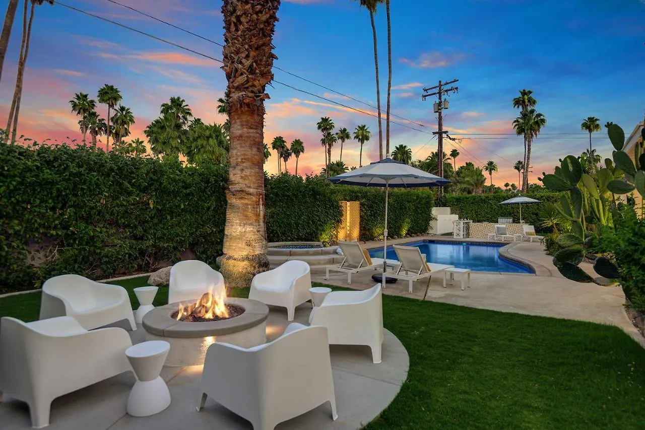 Ultra-Chic Luxe Mid-Century Estate- Resort Like Pool, Spa, Firepit, Outdoor Kitchen 3Bed/3Bath Palm Springs