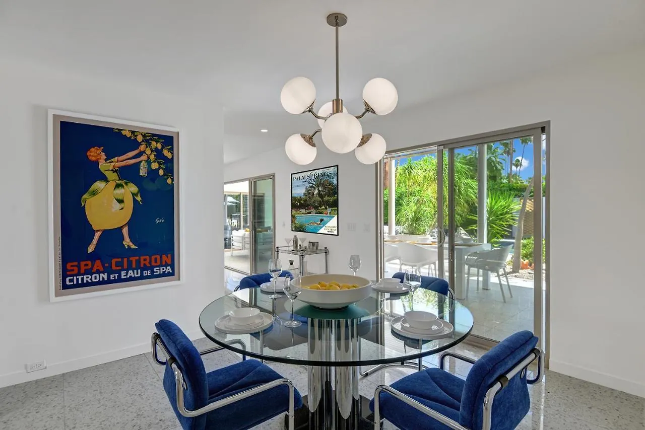Ultra-Chic Luxe Mid-Century Estate- Resort Like Pool, Spa, Firepit, Outdoor Kitchen 3Bed/3Bath location