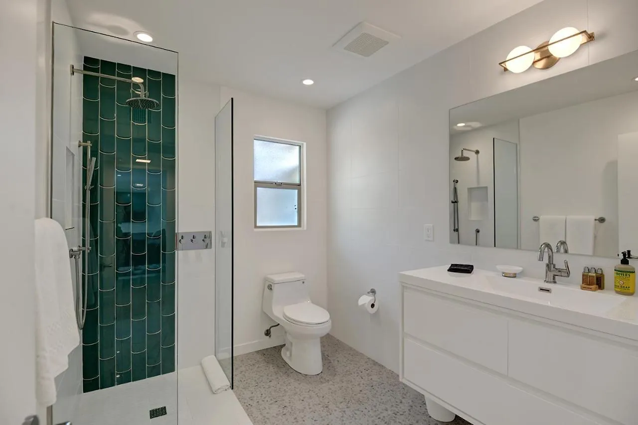 Ultra-Chic Luxe Mid-Century Estate- Resort Like Pool, Spa, Firepit, Outdoor Kitchen 3Bed/3Bath Palm Springs