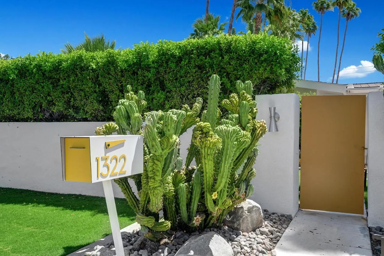 Ultra-Chic Luxe Mid-Century Estate- Resort Like Pool, Spa, Firepit, Outdoor Kitchen 3Bed/3Bath Palm Springs 0*,  USA