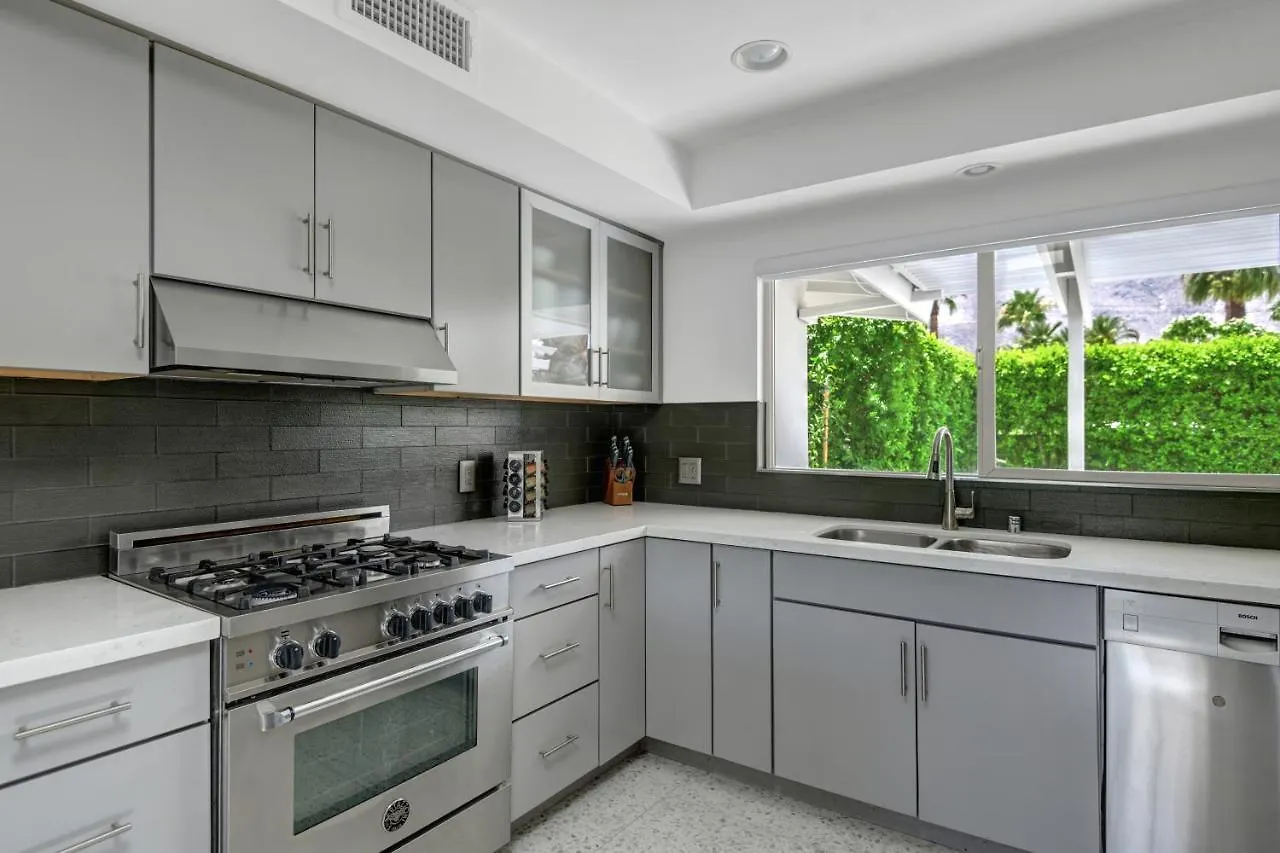 Ultra-Chic Luxe Mid-Century Estate- Resort Like Pool, Spa, Firepit, Outdoor Kitchen 3Bed/3Bath Palm Springs Dom wakacyjny