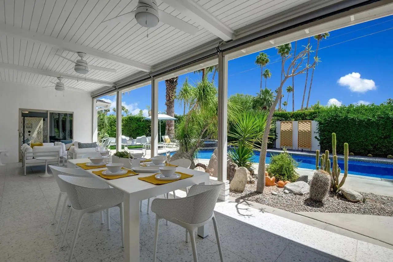 Ultra-Chic Luxe Mid-Century Estate- Resort Like Pool, Spa, Firepit, Outdoor Kitchen 3Bed/3Bath Palm Springs
