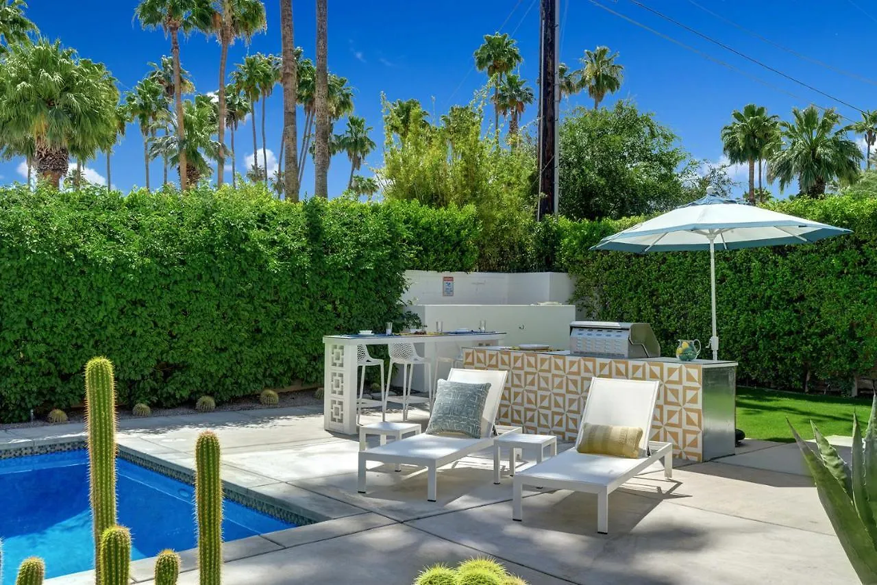 Ultra-Chic Luxe Mid-Century Estate- Resort Like Pool, Spa, Firepit, Outdoor Kitchen 3Bed/3Bath Palm Springs