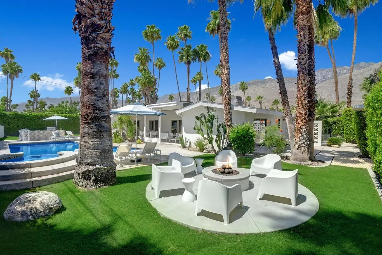 Ultra-Chic Luxe Mid-Century Estate- Resort Like Pool, Spa, Firepit, Outdoor Kitchen 3Bed/3Bath Palm Springs 0*,