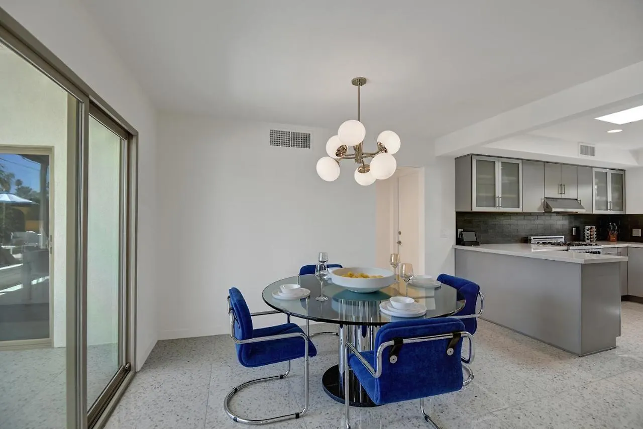 Dom wakacyjny Ultra-Chic Luxe Mid-Century Estate- Resort Like Pool, Spa, Firepit, Outdoor Kitchen 3Bed/3Bath Palm Springs